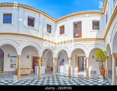 ARCOS, SPANIEN - 23. SEPTEMBER 2019: Der malerische Innenhof des Palacio del Mayorazgo Palast, mit mittelalterlichen stoen Säulen, glasierte Fliesen mit patte dekoriert Stockfoto