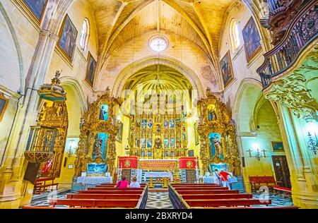 ARCOS, SPANIEN - 23. SEPTEMBER 2019: Das Hauptaltarbild der Kirche San Pedro mit Blattgold und komplexen plateresken geschnitzten Dekorationen, Gemälden und Stockfoto