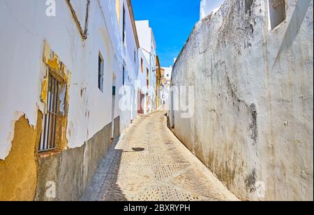 Der angenehme Tagesspaziergang durch die mittelalterlichen Straßen des alten Arcos, das Labyrinth von engen chaotischen Gassen mit erhaltenen historischen Gehäuse, Spanien rühmt Stockfoto