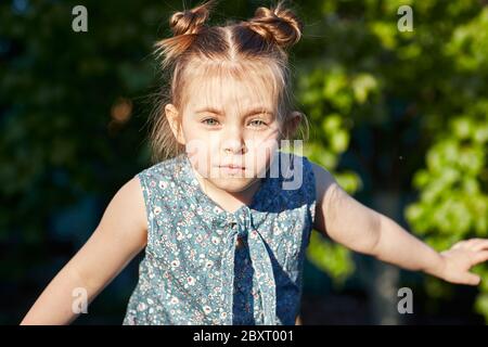 Portrait nettes kleines Mädchen in der Nähe eines Landhauses. Hochwertige Fotos Stockfoto