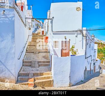 Erkunden Sie die mittelalterliche Pueblo Blanco (weiße Stadt) mit engen geschwungenen Straßen, die sich zwischen den kleinen Lehmhäusern, Arcos, Spanien, verdrehen Stockfoto