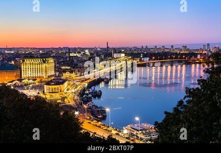 Stadtbild von Kiew mit dem Dnjepr bei Sonnenuntergang. Ukraine Stockfoto