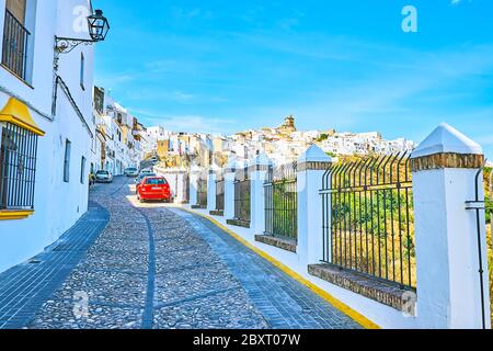 ARCOS, SPANIEN - 23. SEPTEMBER 2019: Spazieren Sie durch die alten Straßen und beobachten Sie die mittelalterliche Architektur mit weißen Wohnräumen, kleinen Lehmhäusern und Glockenschleppen Stockfoto