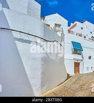 Sehen Sie die weißen Wohnhäuser von Arcos mit hohen, leeren Wänden, kleinen Fenstern und Terrassen, Spanien Stockfoto