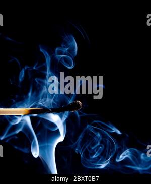 Rauch von einem Spiel, das nur löschte war Stockfoto