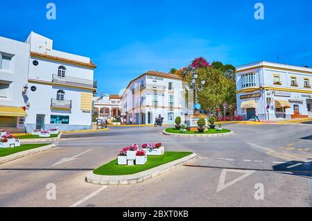 ARCOS, SPANIEN - 23. SEPTEMBER 2019: Die bunten Blumenbeete inmitten der Straße am Plaza Espana Platz, gesäumt von typischen weißen Häusern, am 23. September in Stockfoto
