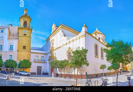 CADIZ, SPANIEN - 23. SEPTEMBER 2019: Der große Komplex des Klosters des Hl. Franziskus, auf dem alten San Francisco Platz der Altstadt, am 23. September in Cadiz Stockfoto