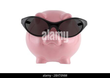 Sparen Sie für einen sonnigen Tag. Rosa Sparschwein trägt Sonnenbrille isoliert auf weiß mit Clipping-Pfad Stockfoto