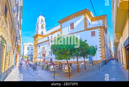 CADIZ, SPANIEN - 23. SEPTEMBER 2019: Der kleine schattige Platz San Agustin mit Restaurant im Freien und dem Glockenturm der Kirche San Agustin, am 2. September Stockfoto