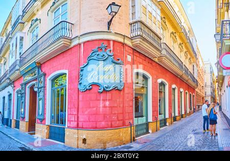 CADIZ, SPANIEN - 23. SEPTEMBER 2019: Die Ecke des Gebäudes mit Vintage-Gips Schild Cafe Royalty, in Plaza Candelaria Platz, auf S Stockfoto