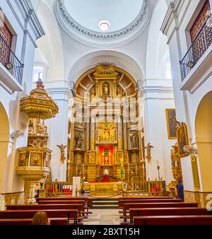 CADIZ, SPANIEN - 23. SEPTEMBER 2019: Innenraum der Kirche des hl. Antonius von Padua mit verzierten Altar, geschnitzter Kanzel und bescheidenen weißen Wänden, am 23. September Stockfoto