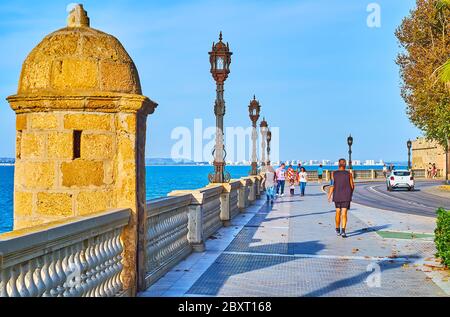 CADIZ, SPANIEN - 23. SEPTEMBER 2019: Die Strandpromenade ist ein schöner Ort für den Tag spazieren, joggen und Sightseeing; es bietet erstaunliche Seestücke, prese Stockfoto