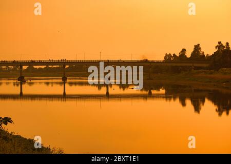 Sonnenuntergang, auch als Sonnenuntergang bekannt, ist die tägliche Verschwinden der Sonne unter dem Horizont durch die Rotation der Erde. Stockfoto