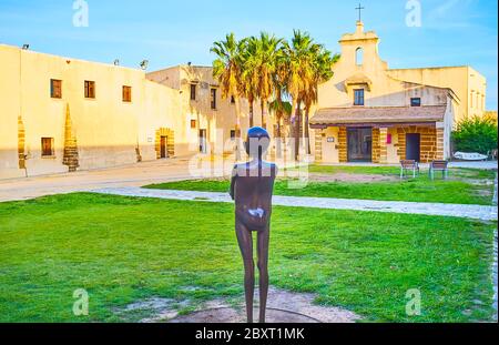 CADIZ, SPANIEN - 23. SEPTEMBER 2019: Die moderne Skulptur auf dem grünen Rasen des Hofes in Santa Catalina Castle mit modernen Skulptur und alte Kapelle o Stockfoto