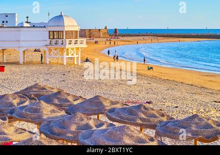 CADIZ, SPANIEN - 23. SEPTEMBER 2019: Die malerische Strandlinie von La Caleta mit Blick auf das Gebäude des Unterwasser-Archäologiezentrums, Hauptquartier und Bastion von Stockfoto