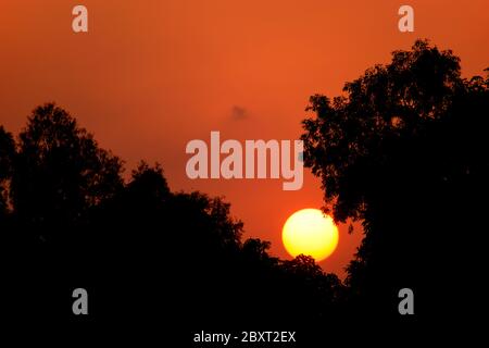 Sonnenuntergang, auch als Sonnenuntergang bekannt, ist die tägliche Verschwinden der Sonne unter dem Horizont durch die Rotation der Erde. Stockfoto