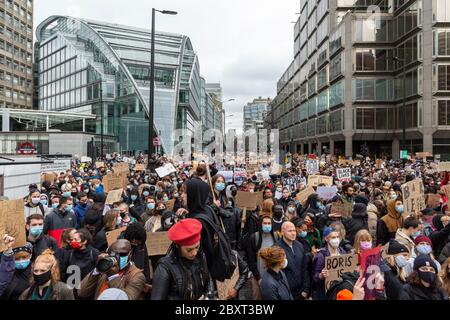 Eine große Menschenmenge versammelte sich am 6. Juni 2020 beim Protest von Black Lives Matters in Victoria, London Stockfoto