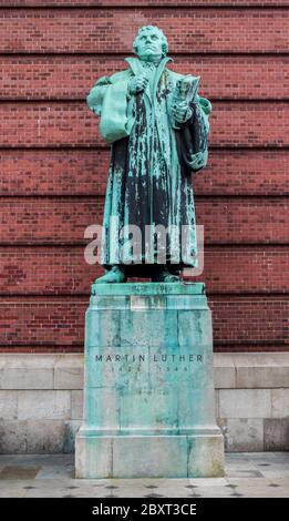 Martin-Luther-Statue in der Michaelskirche, Hamburg oder Hauptkirche Sankt Michaelis. Bildhauer Otto Lessing 1912. Stockfoto