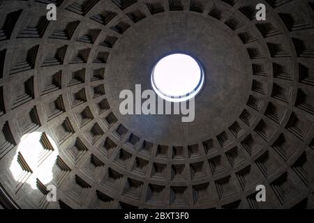 Innenansicht der Pantheon-Kuppel in Rom, Italien Stockfoto