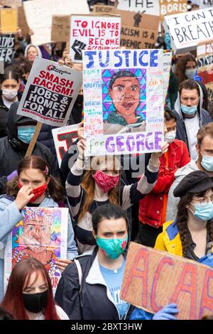 Protestierende marschieren und halten Schilder auf dem Protest von Black Lives Matters in Victoria, London, 6. Juni 2020 Stockfoto
