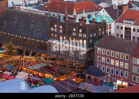 Weihnachtsmarkt auf dem Marktplatz vor dem Rathaus in Lübeck / Lübeck, Schleswig-Holstein, Deutschland Stockfoto