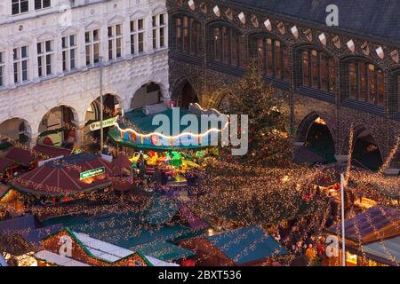 Weihnachtsmarkt auf dem Marktplatz vor dem Rathaus in Lübeck / Lübeck, Schleswig-Holstein, Deutschland Stockfoto