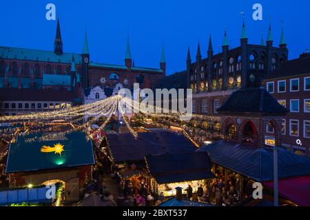 Weihnachtsmarkt auf dem Marktplatz vor dem Rathaus in Lübeck / Lübeck, Schleswig-Holstein, Deutschland Stockfoto