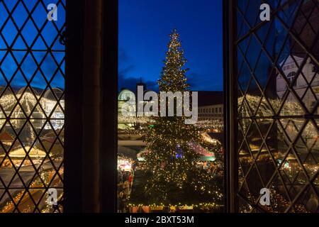 Riesig geschmückter Weihnachtsbaum während der Weihnachtsmesse auf dem Marktplatz vor dem Rathaus in Lübeck/Lübeck, Schleswig-Holstein Stockfoto