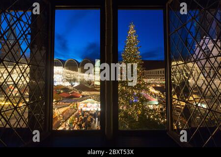 Riesig geschmückter Weihnachtsbaum während der Weihnachtsmesse auf dem Marktplatz vor dem Rathaus in Lübeck/Lübeck, Schleswig-Holstein Stockfoto