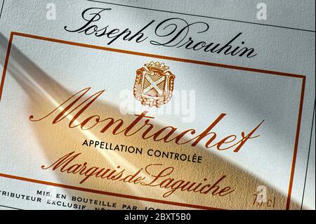 'Le Montrachet' Grand Cru feiner Chardonnay von Marquis de Laguiche /Joseph Drouhin mit Schatten von Weinglas auf Weinflaschenetikett Burgundy France Stockfoto