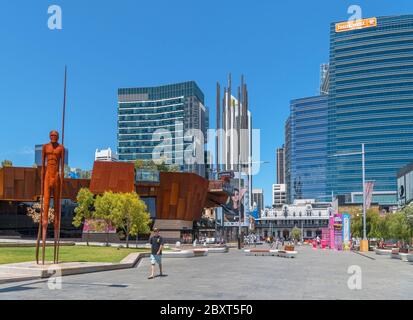 Skyline des zentralen Geschäftsviertels vom Yagan Square mit Wirin-Skulptur links, Perth, Western Australia, Australien Stockfoto