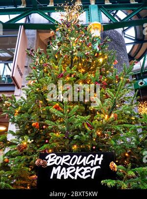 Weihnachtsbaum am Borough Market festlicher Inneneingang zum berühmten internationalen Einzelhandelsmarkt Southwark London Stockfoto