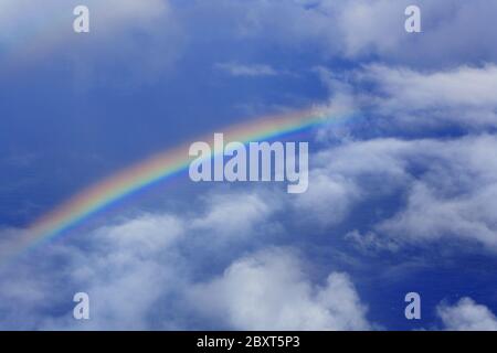 Echter Regenbogen am Himmel Stockfoto