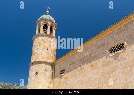 Unsere Dame der Felsen römisch-katholischen Kirchturm, Perast, Montenegro Stockfoto