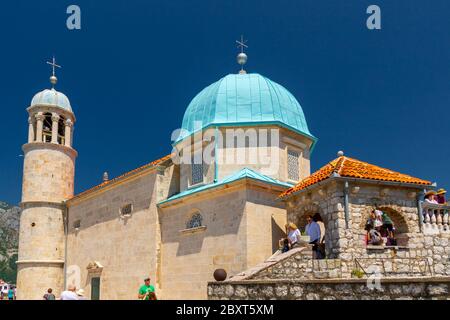 Unsere Frau der Felsen römisch-katholische Kirche aus der Nähe, Perast, Montenegro Stockfoto