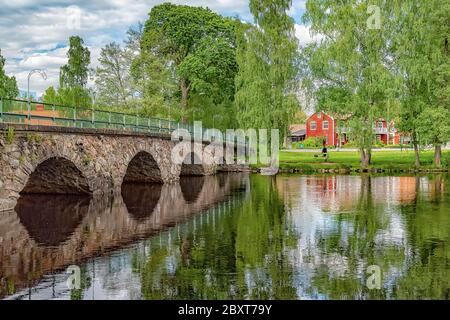 Broby Steinbrücke reflektiert auf dem Wasser. Stockfoto