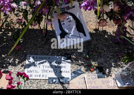 Oakland, Kalifornien Juni 2020. Blumen und Fotos, die als Mahnmal für die Verirrte der Afrikaner an die Polizeigewalt während des SF Kids Peace March in Oakland, Kalifornien, am 7. Juni 2020 nach dem Tod von George Floyd gezeigt wurden. Kredit: Chris Tuite/Image Space/Media Punch/Alamy Live News Stockfoto