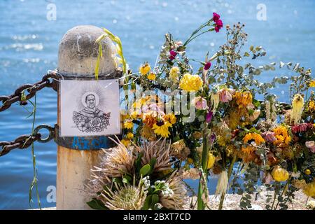 Oakland, Kalifornien Juni 2020. Blumen und Fotos, die als Mahnmal für die Verirrte der Afrikaner an die Polizeigewalt während des SF Kids Peace March in Oakland, Kalifornien, am 7. Juni 2020 nach dem Tod von George Floyd gezeigt wurden. Kredit: Chris Tuite/Image Space/Media Punch/Alamy Live News Stockfoto