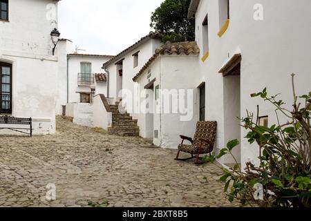 Castellar de la Frontera, typische Straße mit Blumen an den weißen Fassaden. Andalusien, Spanien Stockfoto