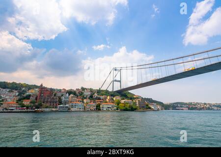 istanbul, türkei - AUG 18, 2015: fatih Sultan mehmet Brücke über dem bosporus. Schöne Stadtbild von historischen Bereich aus dem Wasser auf s beobachtet Stockfoto
