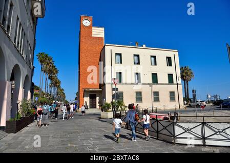 Menschen gehen mit Antivirus-Masken auf der Uferpromenade während Phase 2 des Covid19 Mai 30 August 2020 Imperia Italien Stockfoto