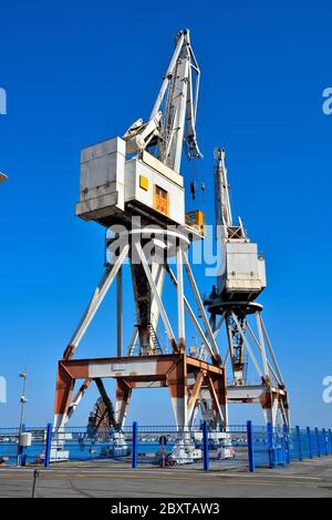 Zwei große Krane im Hafen von Imperia Liguria Italyir Stockfoto