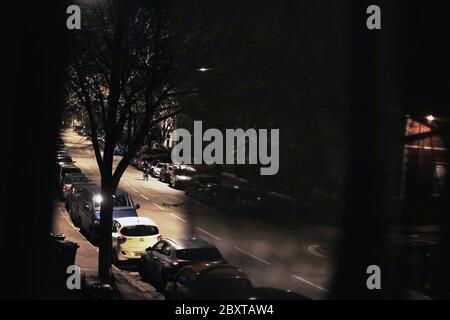 Hunde, die während der Sperrung der Coronavirus-Pandemie in Cardiff, Wales, Großbritannien, zwei Meter voneinander entfernt im Park bleiben Stockfoto