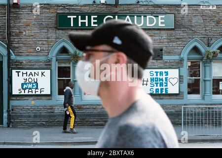 Wegen der Coronavirus-Pandemie geschlossen der Claude Pub in Cardiff dankt dem NHS Stockfoto