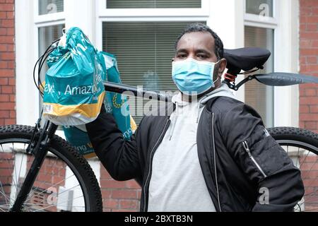 Öffentlichkeit trägt eine Maske in Cardiff während der Coronavirus-Pandemie 2020 Stockfoto