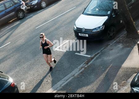 Eine Stunde Übung während der Lockdown Coronavirus Pandemie erlaubt. Cardiff 2020 Stockfoto