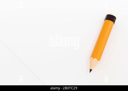 Gelber Bleistift mit Radierer auf weißem Papier für Kunstwerke, 3d-Illustration. Stockfoto