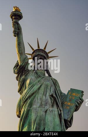 Tokio / Japan - 19. April 2018: Kleine Kopie der Freiheitsstatue, die 1998 als Hommage an Japans Beziehung zu Frankreich errichtet wurde, Odaiba isl Stockfoto