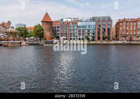 Danzig, Polen – Juni 2019. Danzig Altstadt und berühmten Kran, polnische Zuraw. Blick vom Motlawa Fluss. Stockfoto