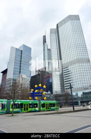 Frankfurt Main, Deutschland 03-11-2013 Straßenszene mit Straßenbahn und ezb-Turm in der Innenstadt Stockfoto